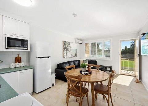 Ernora Court - Holiday Cairns 1