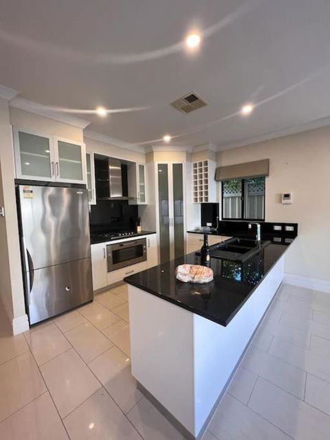 Executive Villa Close To CBD With Spa - Holiday Cairns 0