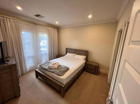 Executive Villa Close To CBD With Spa - Holiday Cairns 1