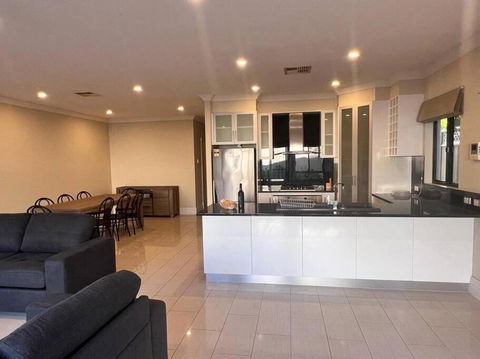 Executive Villa Close To CBD With Spa - Holiday Cairns 2