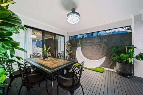 Equitice Winter Moonlight Villa - Holiday Cairns 0