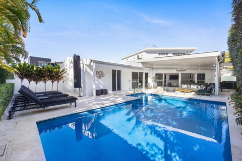 Family & Pet-Friendly Luxury Near Hastings St - Holiday Cairns 2