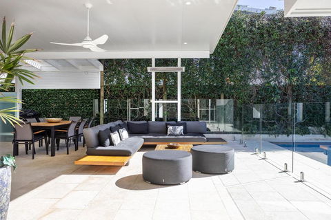 Family & Pet-Friendly Luxury Near Hastings St - Holiday Cairns 3