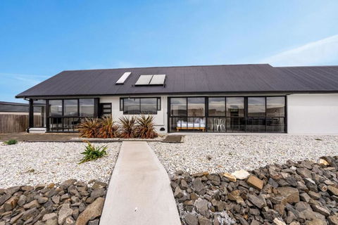 Expansive River-View Oasis - Holiday Cairns 0