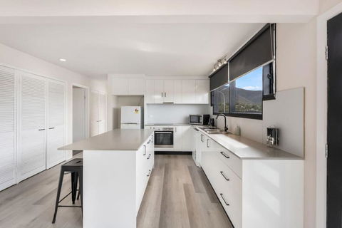 Expansive River-View Oasis - Holiday Cairns 2
