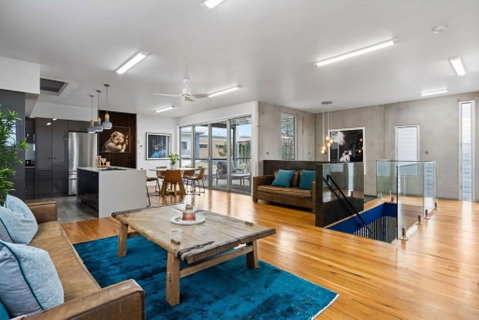 Exquisite Beachside Mansion - Holiday Cairns 3