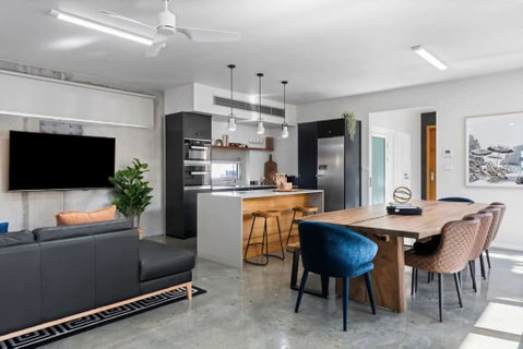 Exquisite Beachside Mansion - Holiday Cairns 0