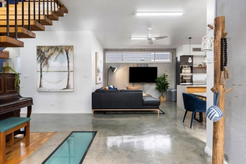 Exquisite Beachside Mansion - Holiday Cairns 4