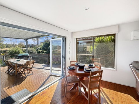Fab 3-Bed Stay With Great Outdoors & Water Views - Holiday Cairns 4