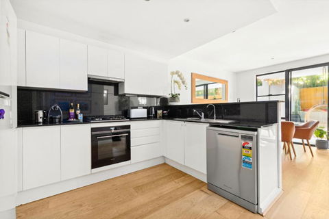 Fab Bondi 2-Bed With Courtyard & Alfresco Dining - Holiday Cairns 3