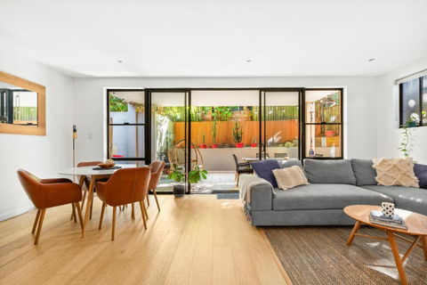 Fab Bondi 2-Bed With Courtyard & Alfresco Dining - Holiday Cairns 0