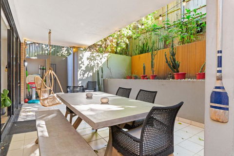 Fab Bondi 2-Bed With Courtyard & Alfresco Dining - Holiday Cairns 1