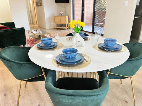 Fabulous 2 Bedroom Apartment, Secured Free Parking - Holiday Cairns 4