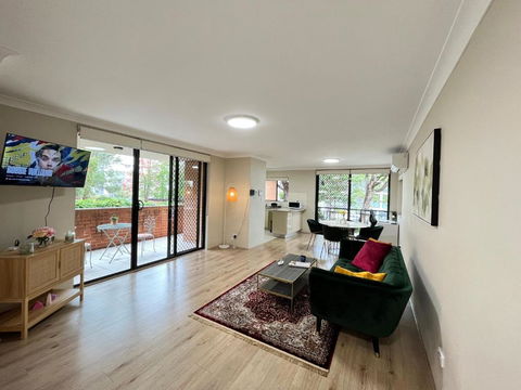 Fabulous 2 Bedroom Apartment, Secured Free Parking - Holiday Cairns 0