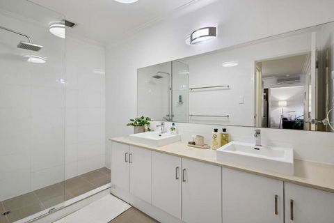 Fabulous Apt In Northbridge With Pool & WiFi - Holiday Cairns 4