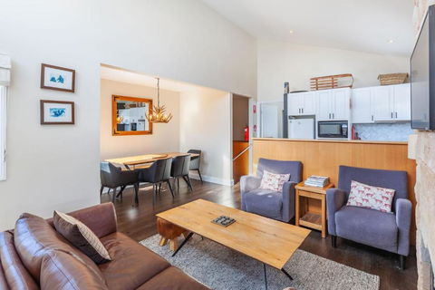 Family Chalet 32 The Stables Perisher - Holiday Cairns 3