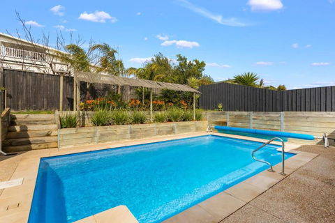 Family W Large Pool & Game Garage Wlk To Beach - Holiday Cairns 0