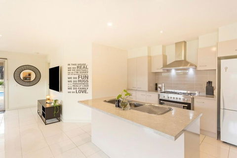 Family W Large Pool & Game Garage Wlk To Beach - Holiday Cairns 4