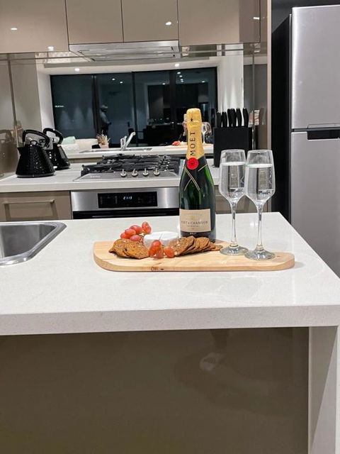 Fantastic 3 Bedroom Apartment In Southbank - Holiday Cairns 0