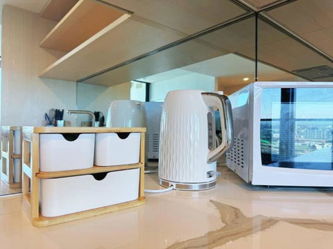 Fantastic View Apt Near CBD-Gym Pool Free Parking - Holiday Cairns 1