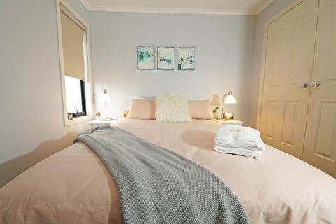 Fawkner Modern 3BR House Netflix WiFi Parking - Holiday Cairns 1