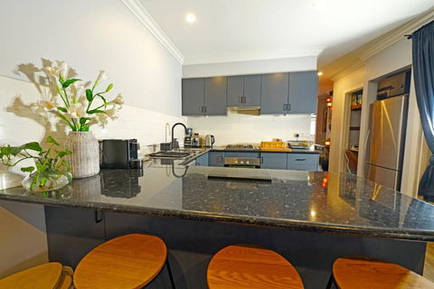 Fawkner Modern 3BR House Netflix WiFi Parking - Holiday Cairns 2