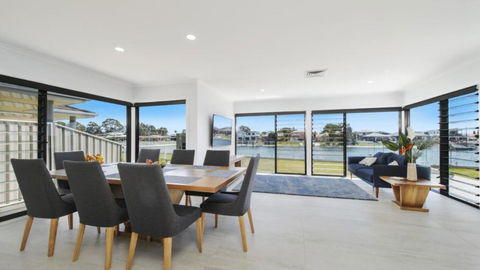 FLOATING ON THE CANALS - 80 COMMODORE CRES - Holiday Cairns 1