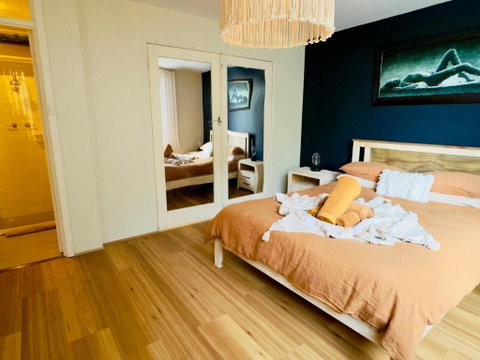 FORR64 - Cosy East Perth Retreat - Holiday Cairns 2