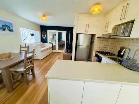 FORR64 - Cosy East Perth Retreat - Holiday Cairns 4