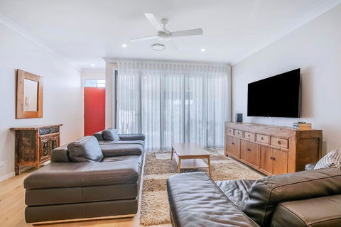 Fulcher Lane - A Zen Retreat In Modern Comfort - Holiday Cairns 4