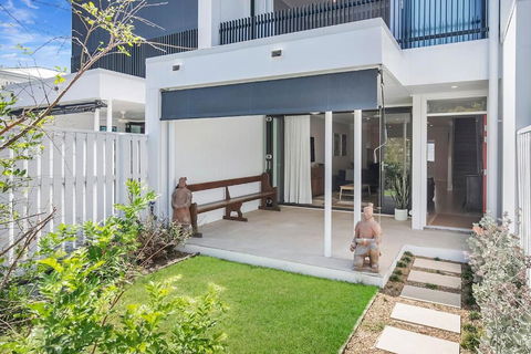 Fulcher Lane - A Zen Retreat In Modern Comfort - Holiday Cairns 1