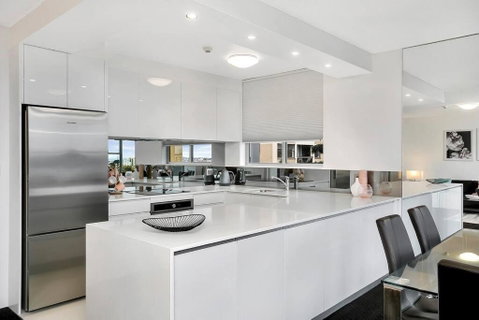 HARIS - Modern 2BR Apartment With Views - Holiday Cairns 1