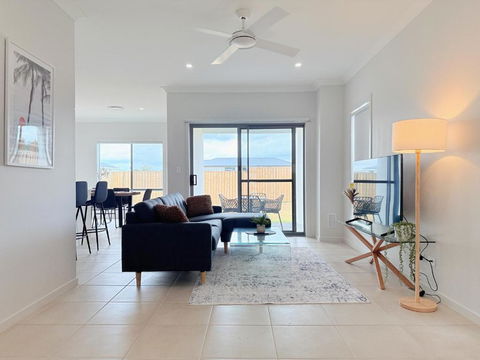 Harmony Heights 4 Beds Villa At Rochedale - Holiday Cairns 1