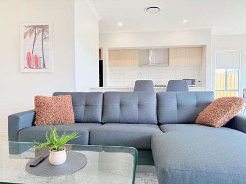 Harmony Heights 4 Beds Villa At Rochedale - Holiday Cairns 3