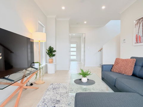 Harmony Heights 4 Beds Villa At Rochedale - Holiday Cairns 0