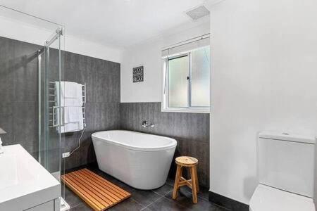 Hidden Bay Retreat-5 Bed- 15min To Hobart - Holiday Cairns 0