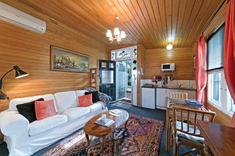Hillside Country Retreat - Holiday Cairns 0