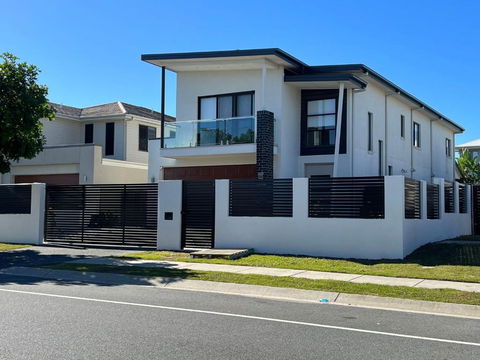 Home Away From Home & Resort Facility - Holiday Cairns 0