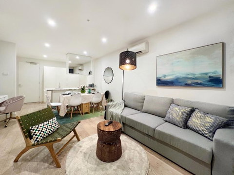 Indulge Luxury Holiday Near Brighton Beach With Private Garden Parking - Holiday Cairns 1