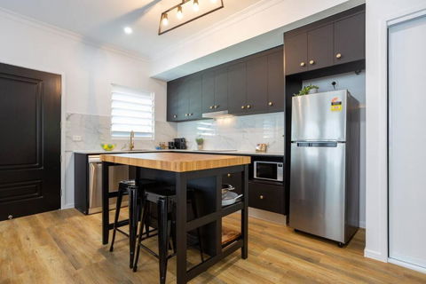 Industrial Luxe Villa - Boutique 1 Bedroom Luxury Villa - Holiday Cairns 1