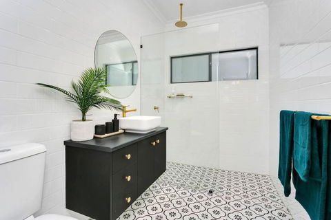 Industrial Luxe Villa - Boutique 1 Bedroom Luxury Villa - Holiday Cairns 3