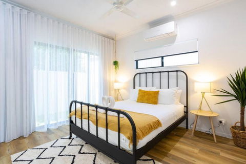 Industrial Luxe Villa - Boutique 1 Bedroom Luxury Villa - Holiday Cairns 2
