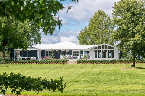 Isca House, Exeter, NSW - Holiday Cairns 0