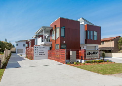 Albany Waves - Holiday Cairns 1