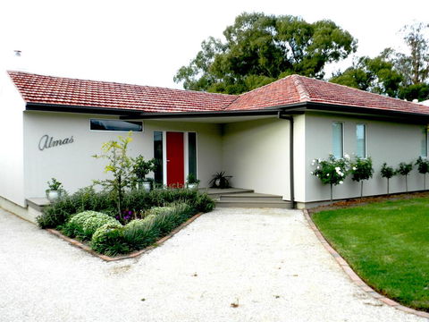 Almas Cottage - Holiday Cairns 1