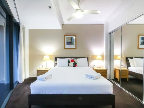 Amazing Brisbane CBD 2 Bedroom Apartment With River Views - Holiday Cairns 2