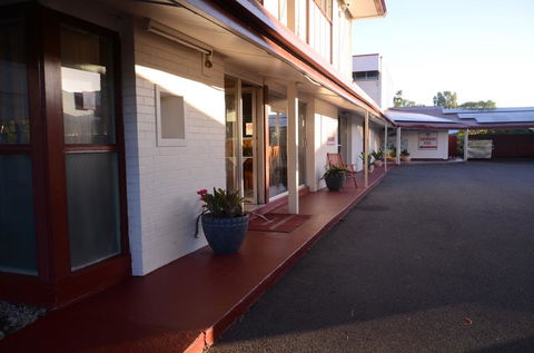 Ambassador Motel - Holiday Cairns 1