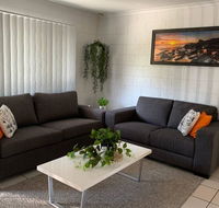 Andergrove Home with a Garden View-Wi-fi  Netflix - Holiday Cairns