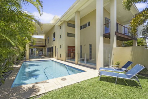 ANGOURIE HOUSE - SALT VILLAGE - Holiday Cairns 0