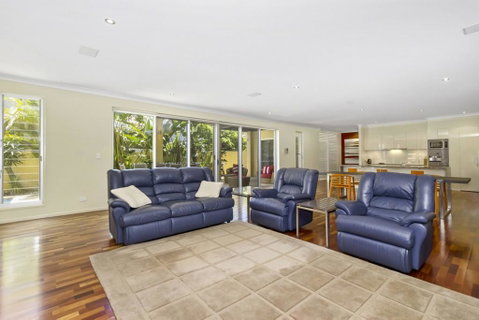 ANGOURIE HOUSE - SALT VILLAGE - Holiday Cairns 1